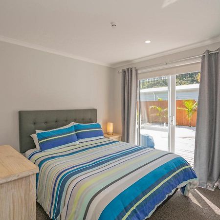 Modern Beach Pad - Whitianga Holiday Home エクステリア 写真