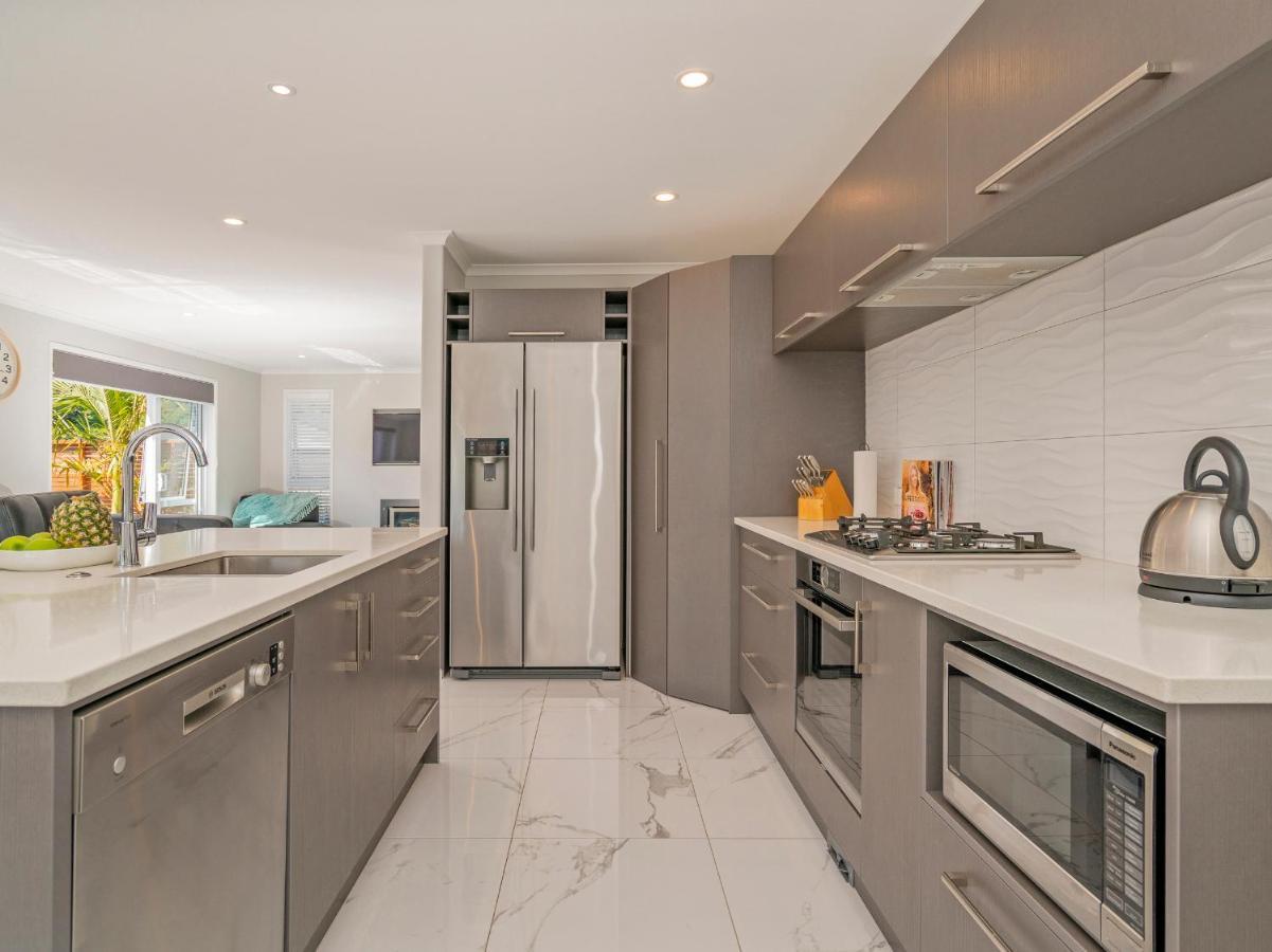 Modern Beach Pad - Whitianga Holiday Home エクステリア 写真