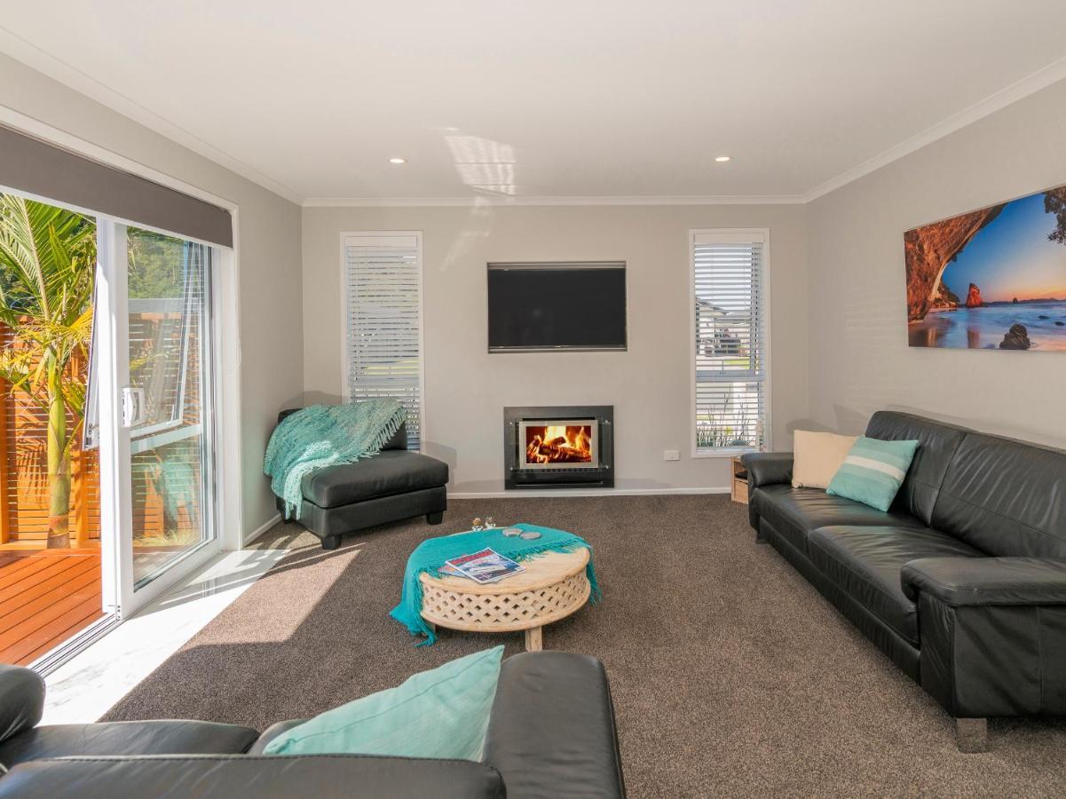 Modern Beach Pad - Whitianga Holiday Home エクステリア 写真