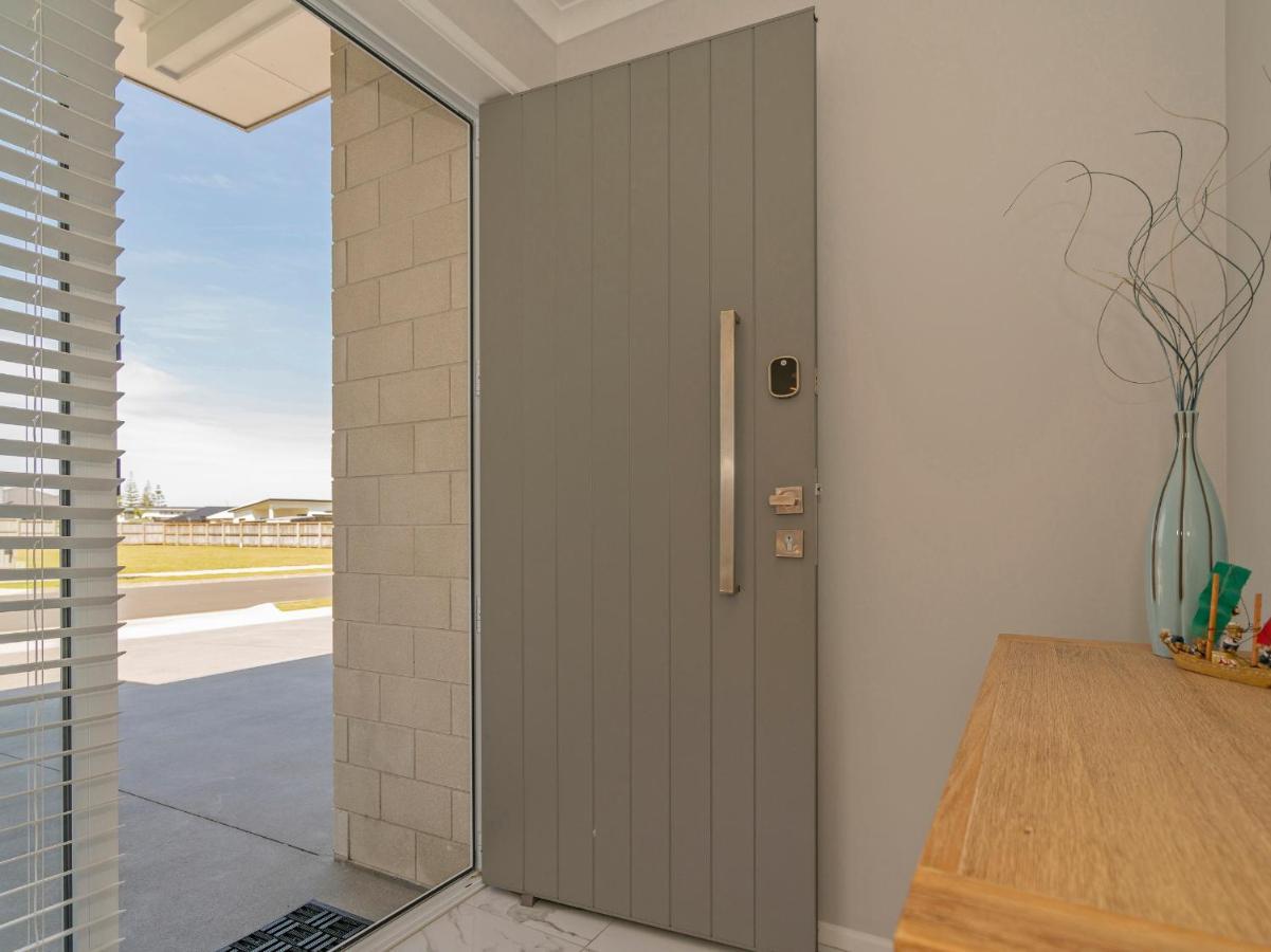 Modern Beach Pad - Whitianga Holiday Home エクステリア 写真