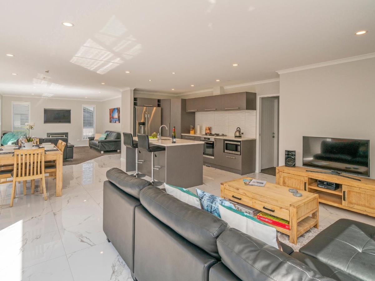 Modern Beach Pad - Whitianga Holiday Home エクステリア 写真