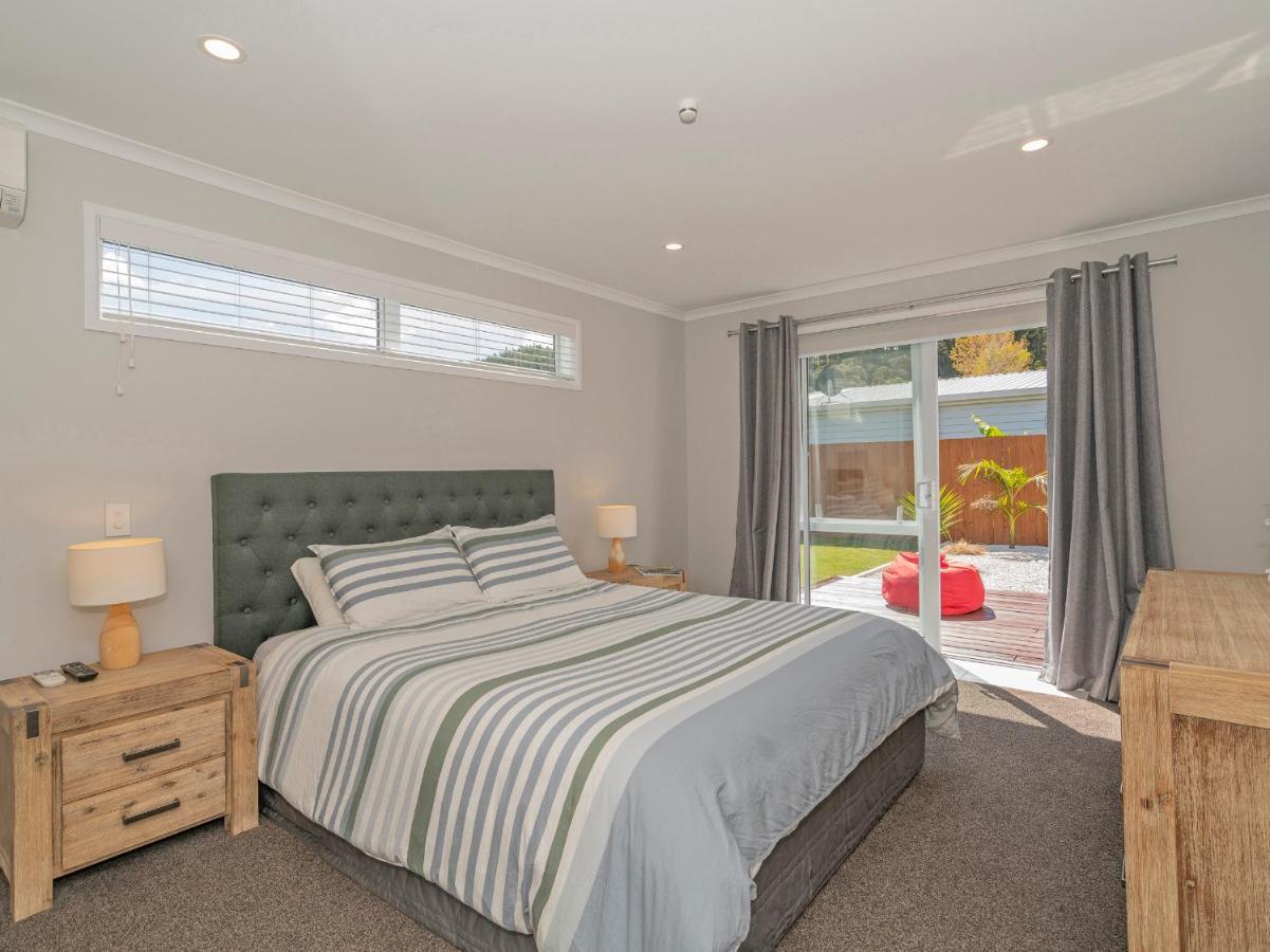 Modern Beach Pad - Whitianga Holiday Home エクステリア 写真