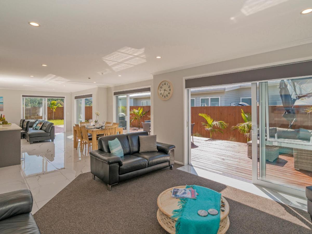 Modern Beach Pad - Whitianga Holiday Home エクステリア 写真